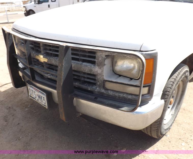 image for item I9009 2000 Chevrolet 2500 utility truck