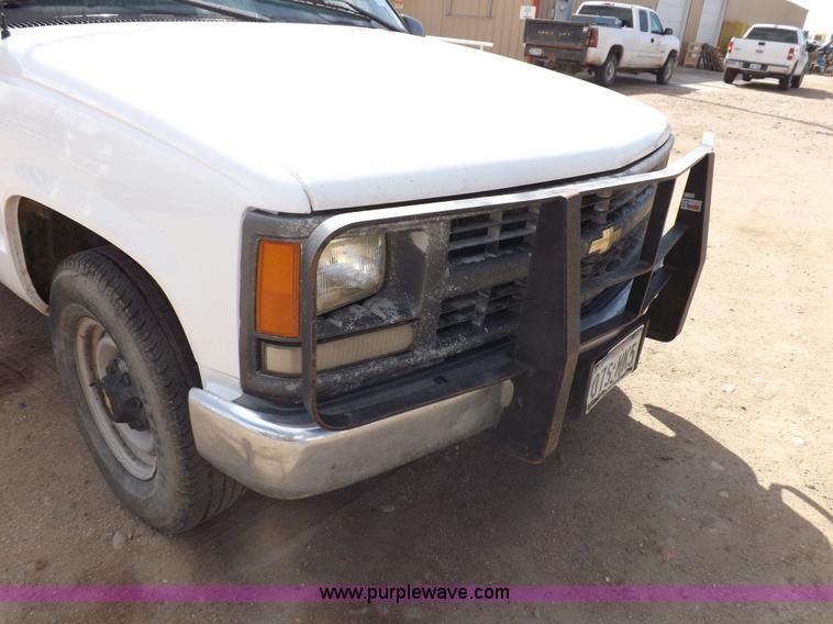 image for item I9009 2000 Chevrolet 2500 utility truck