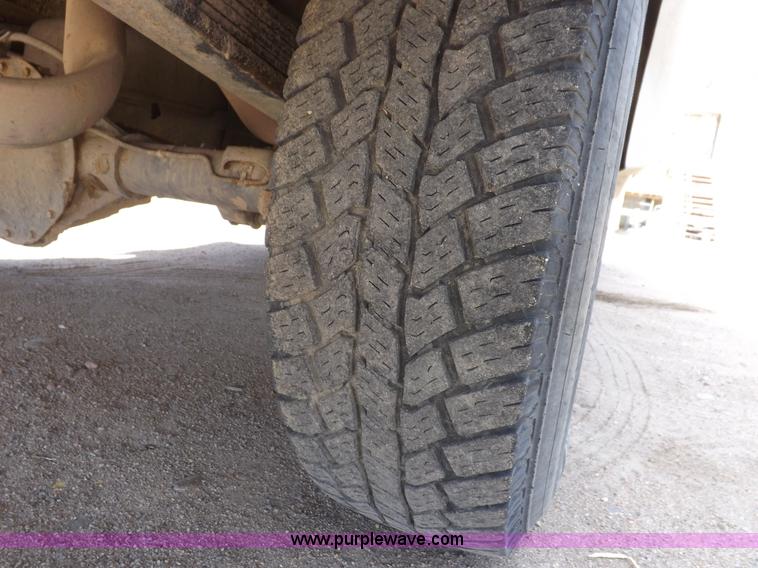 image for item I9009 2000 Chevrolet 2500 utility truck