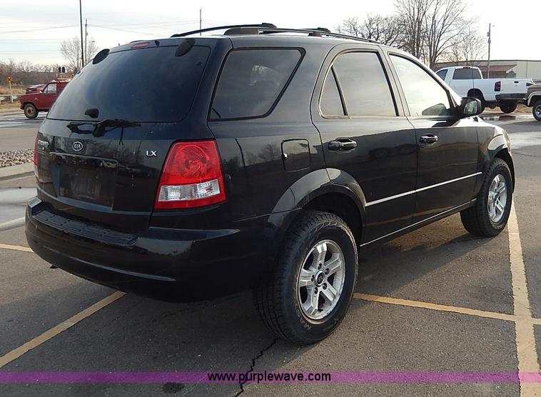 image for item I9354 2004 Kia Sorento LX SUV