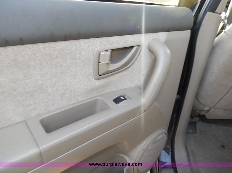 image for item I9354 2004 Kia Sorento LX SUV