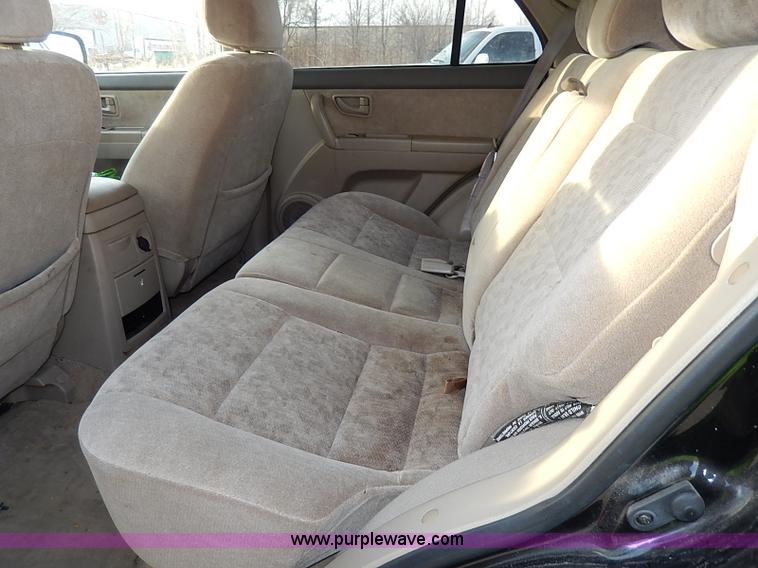 image for item I9354 2004 Kia Sorento LX SUV