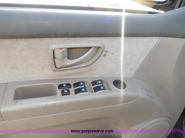 image for item I9354 2004 Kia Sorento LX SUV