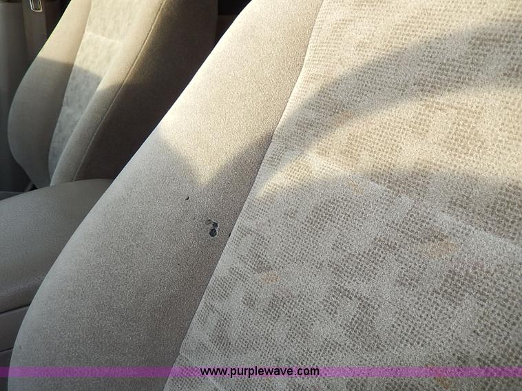 image for item I9354 2004 Kia Sorento LX SUV