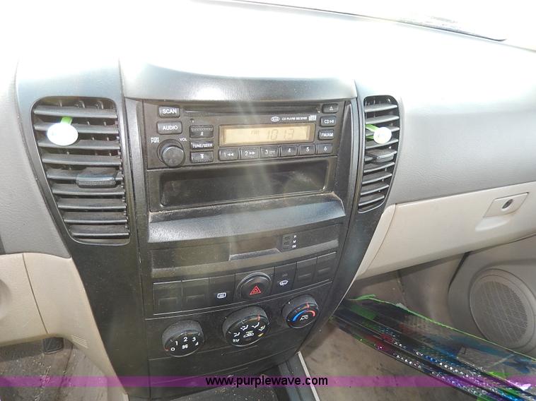 image for item I9354 2004 Kia Sorento LX SUV