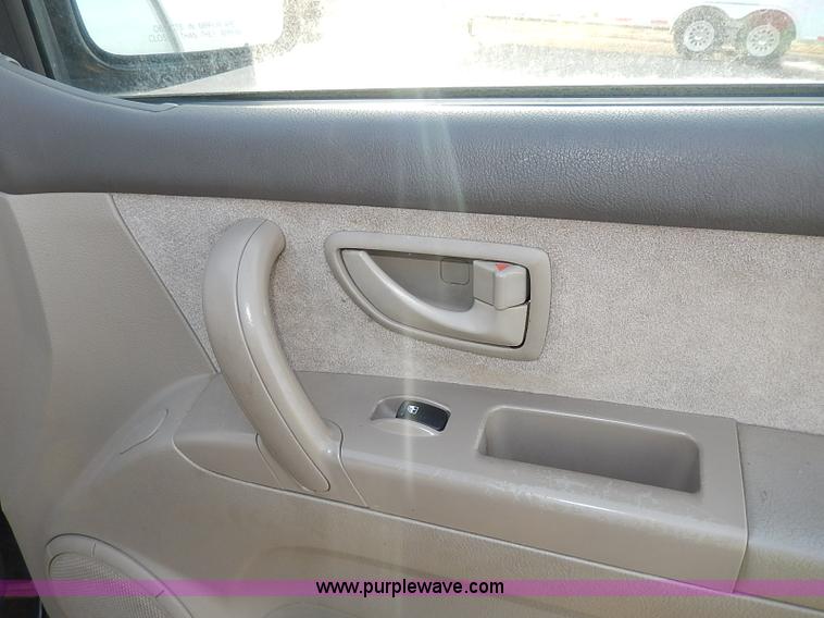 image for item I9354 2004 Kia Sorento LX SUV