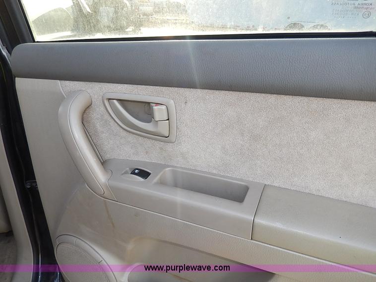 image for item I9354 2004 Kia Sorento LX SUV