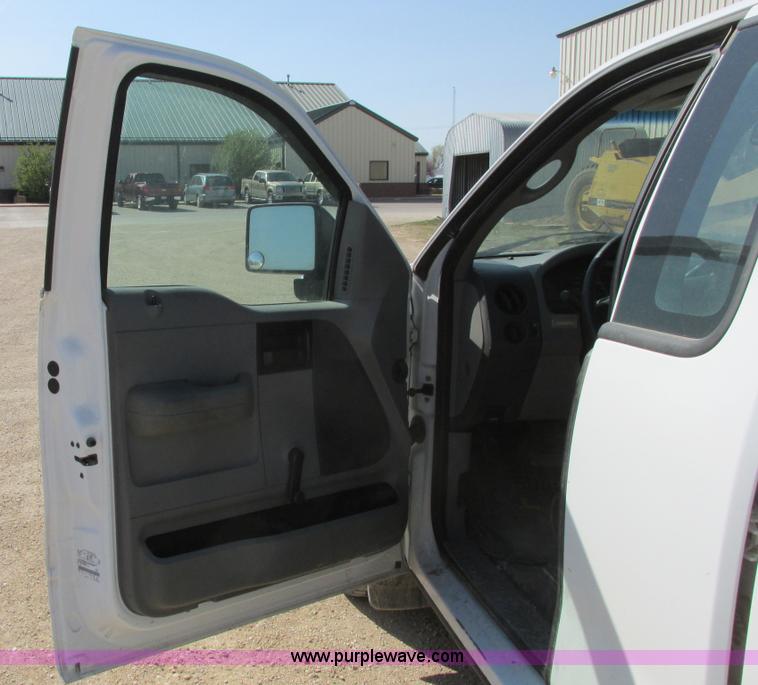 image for item I9749 2006 Ford F150 XL pickup truck