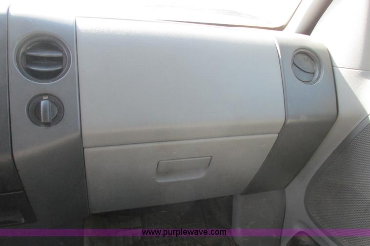 image for item I9749 2006 Ford F150 XL pickup truck