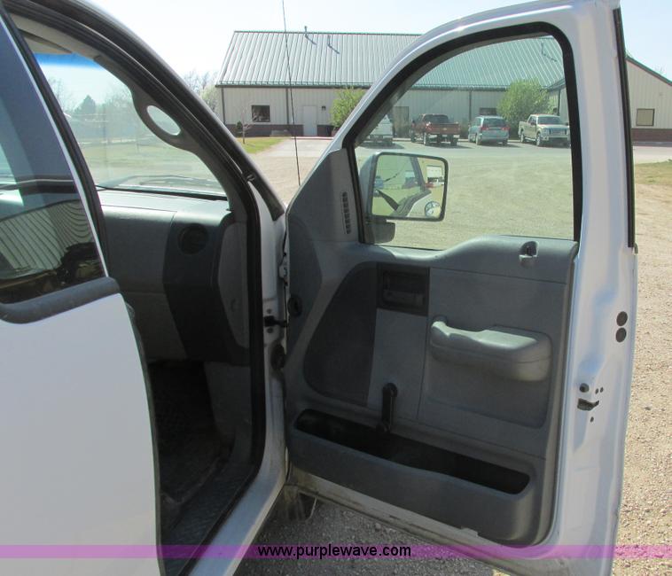 image for item I9749 2006 Ford F150 XL pickup truck