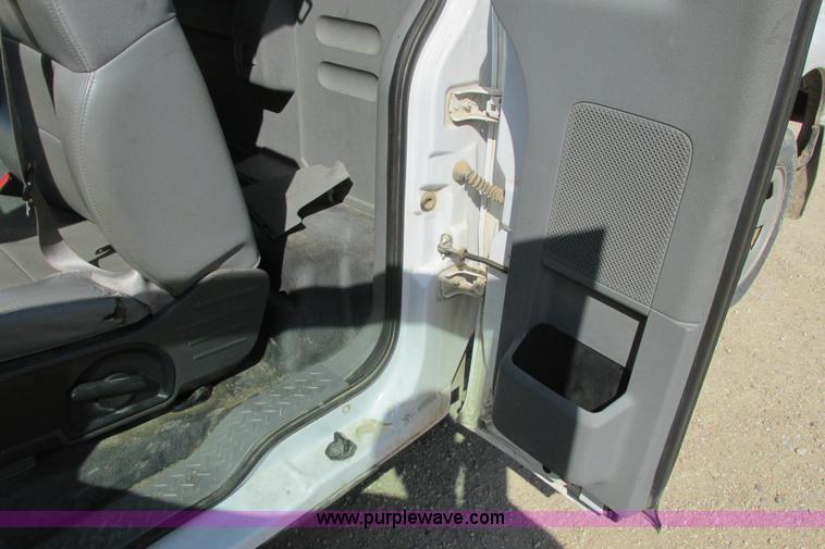 image for item I9749 2006 Ford F150 XL pickup truck