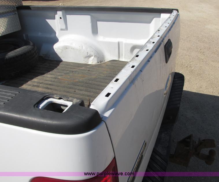 image for item I9749 2006 Ford F150 XL pickup truck