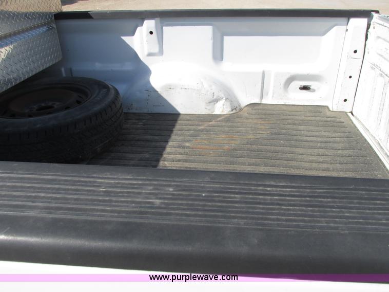 image for item I9749 2006 Ford F150 XL pickup truck