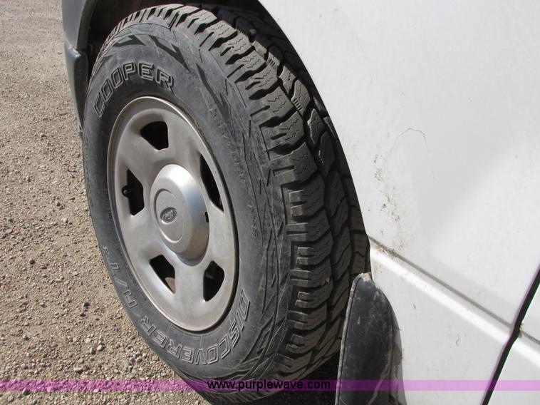 image for item I9749 2006 Ford F150 XL pickup truck