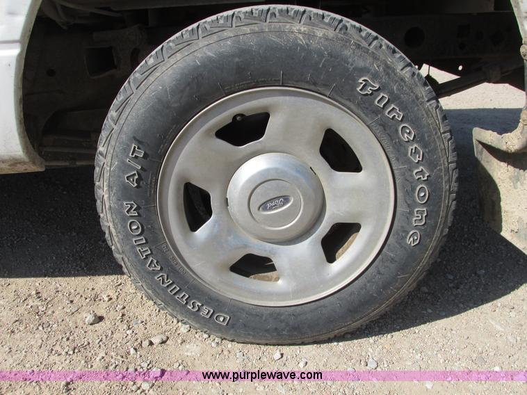 image for item I9749 2006 Ford F150 XL pickup truck