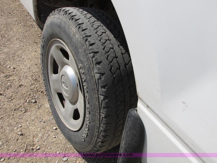 image for item I9749 2006 Ford F150 XL pickup truck