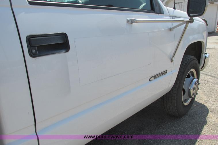 image for item I9750 1998 Chevrolet Cheyenne 3500 flatbed pickup truck