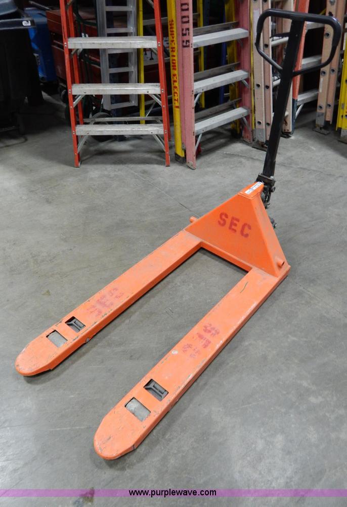 haul Master pallet jack in Independence, MO Item Z9392 sold Purple Wave