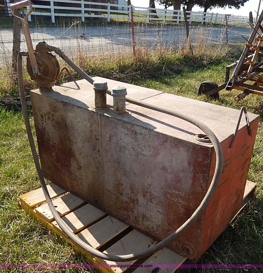 Fuel tanks in Overbrook, KS Item AC9203 sold Purple Wave