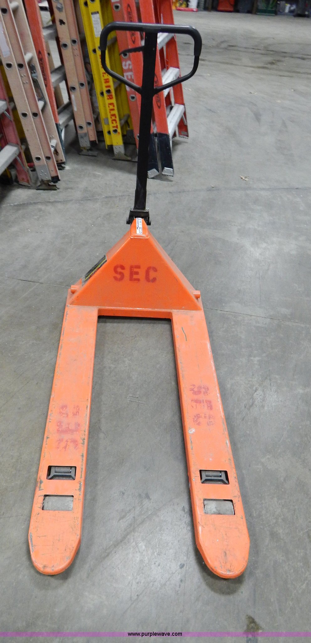haul Master pallet jack in Independence, MO Item Z9392 sold Purple Wave