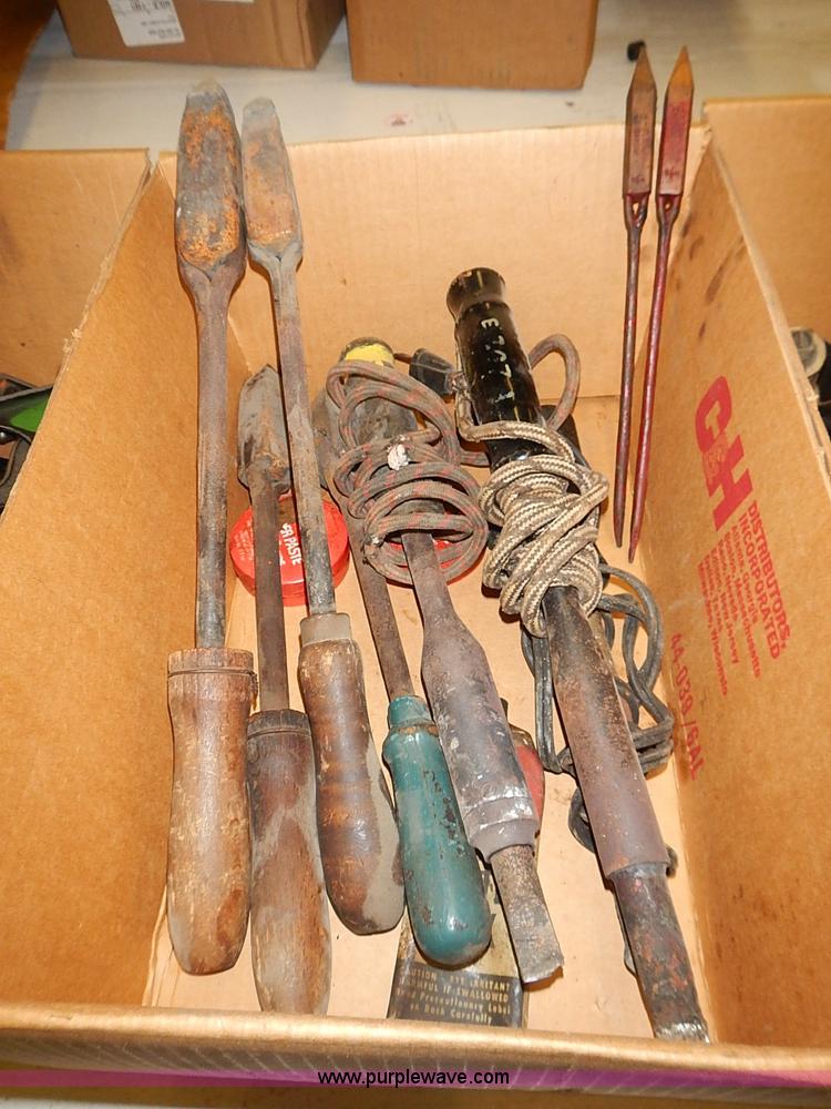 image for item AC9133 Assorted hand tools