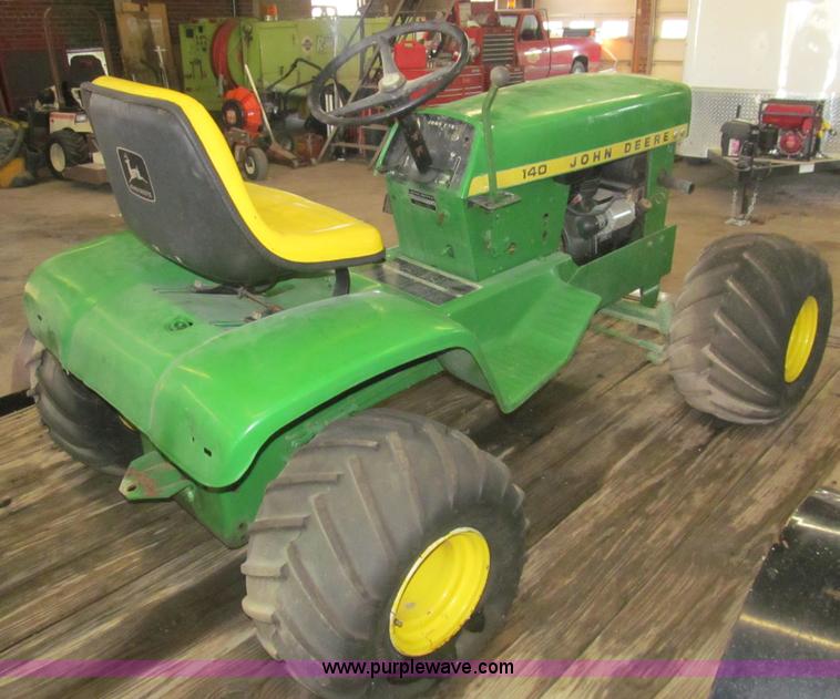 image for item AQ9867 1972 John Deere 140 lawn tractor