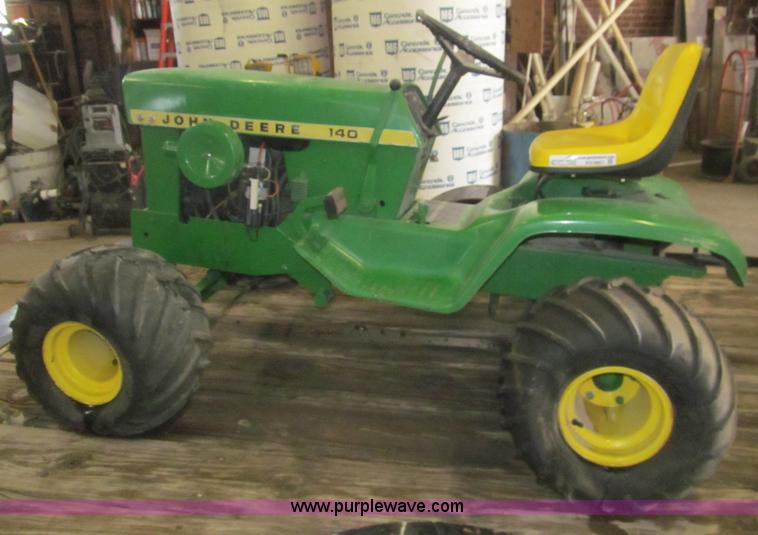 image for item AQ9867 1972 John Deere 140 lawn tractor