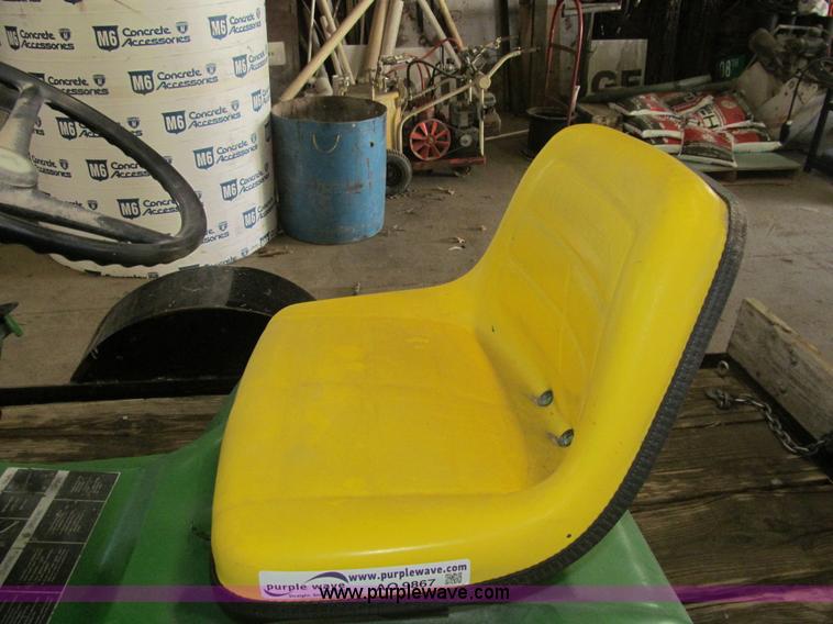 image for item AQ9867 1972 John Deere 140 lawn tractor