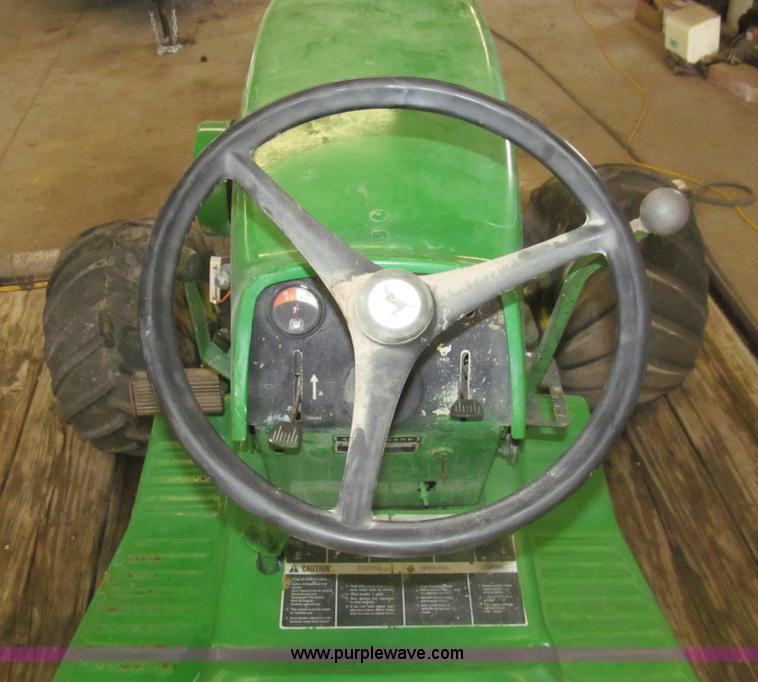 image for item AQ9867 1972 John Deere 140 lawn tractor