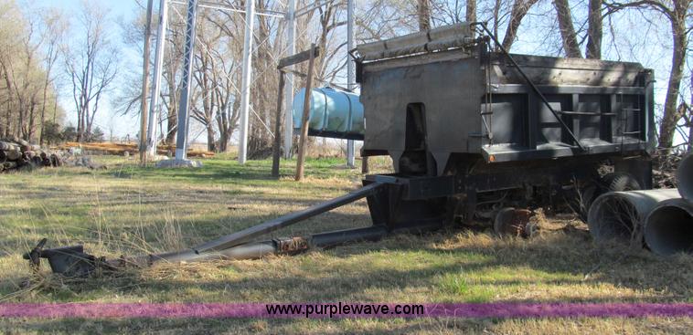 image for item AQ9870 1974 Heil 12' pup trailer