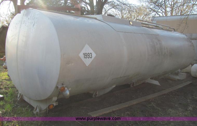 image for item AQ9873 Truck mounted insulated aluminum outer tank