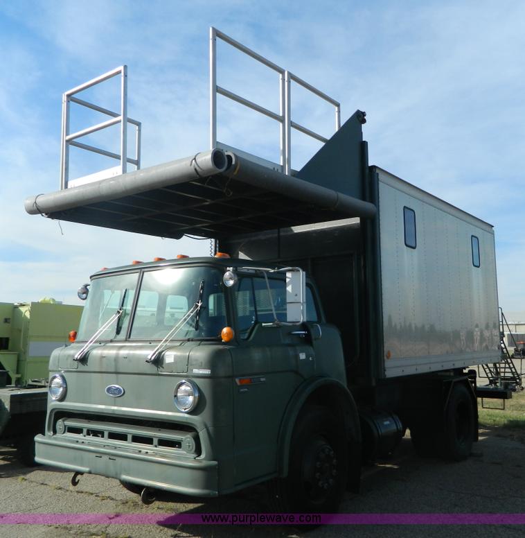 image for item AZ9175 1990 Ford C8000 catering truck