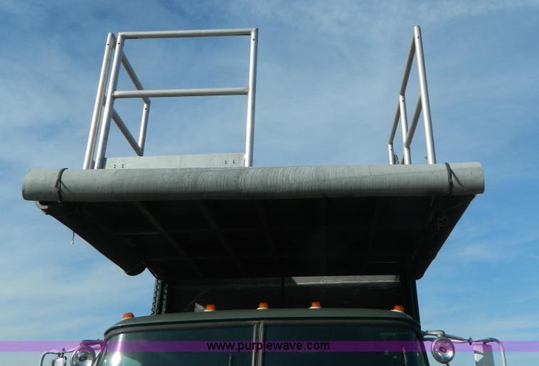 image for item AZ9175 1990 Ford C8000 catering truck