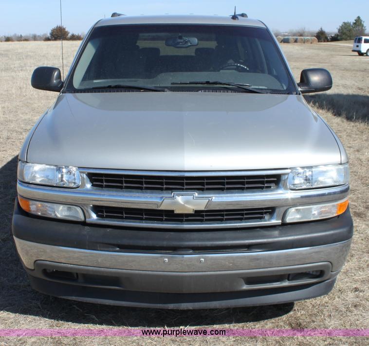image for item E8479 2004 Chevrolet Suburban SUV