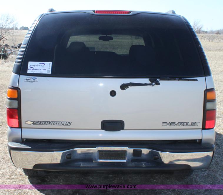 image for item E8479 2004 Chevrolet Suburban SUV