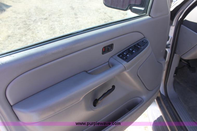 image for item E8479 2004 Chevrolet Suburban SUV