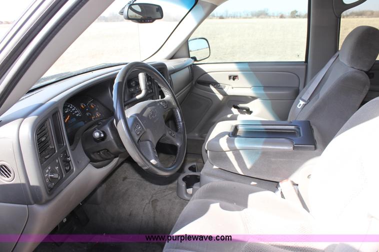 image for item E8479 2004 Chevrolet Suburban SUV