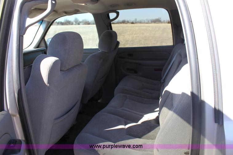 image for item E8479 2004 Chevrolet Suburban SUV