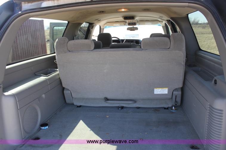 image for item E8479 2004 Chevrolet Suburban SUV
