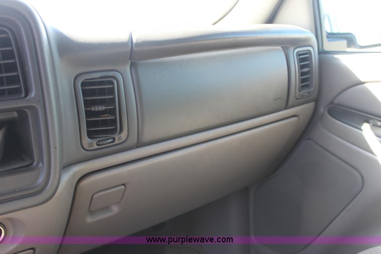 image for item E8479 2004 Chevrolet Suburban SUV