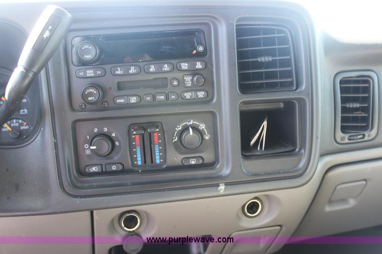 image for item E8479 2004 Chevrolet Suburban SUV