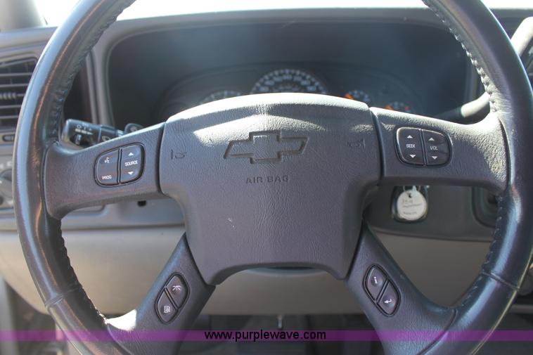 image for item E8479 2004 Chevrolet Suburban SUV