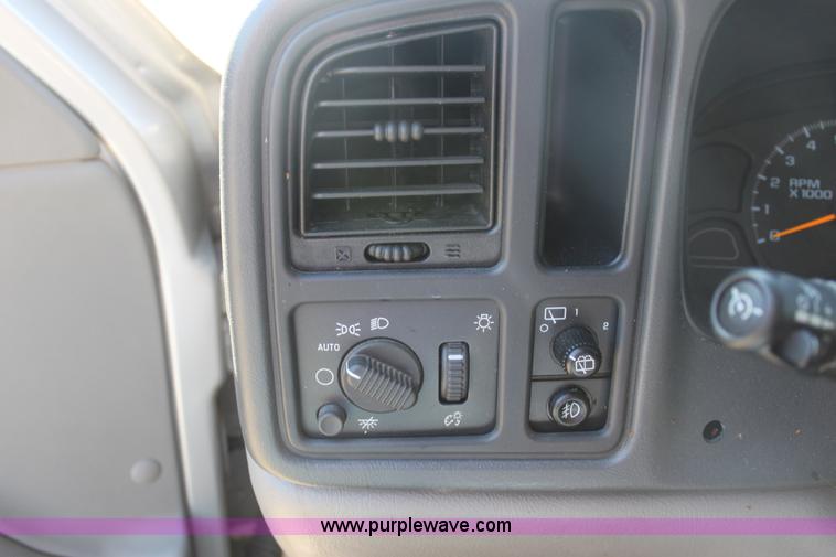 image for item E8479 2004 Chevrolet Suburban SUV