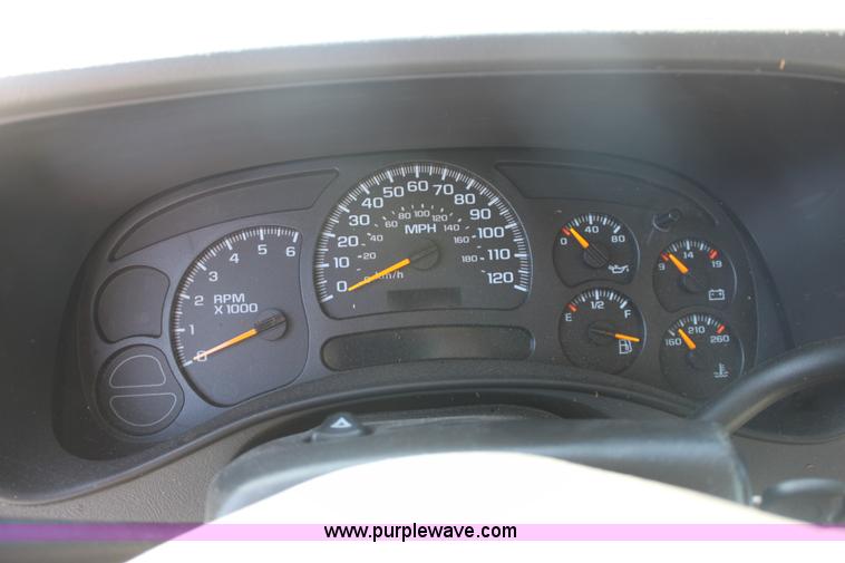 image for item E8479 2004 Chevrolet Suburban SUV