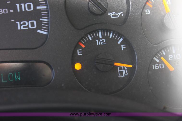 image for item E8479 2004 Chevrolet Suburban SUV