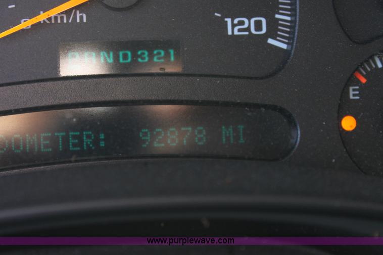 image for item E8479 2004 Chevrolet Suburban SUV