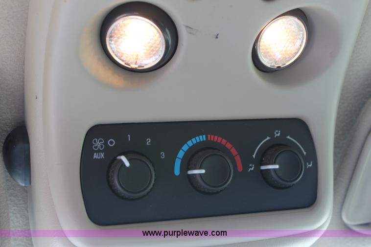 image for item E8479 2004 Chevrolet Suburban SUV