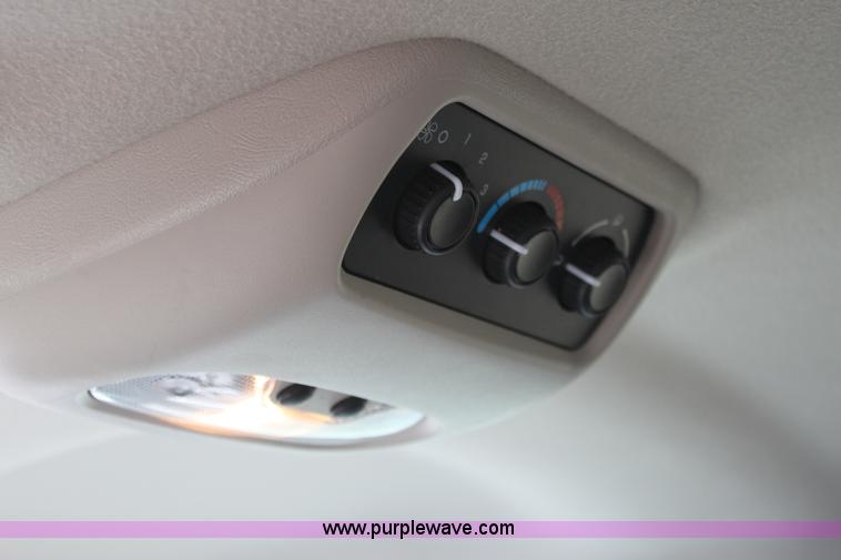 image for item E8479 2004 Chevrolet Suburban SUV