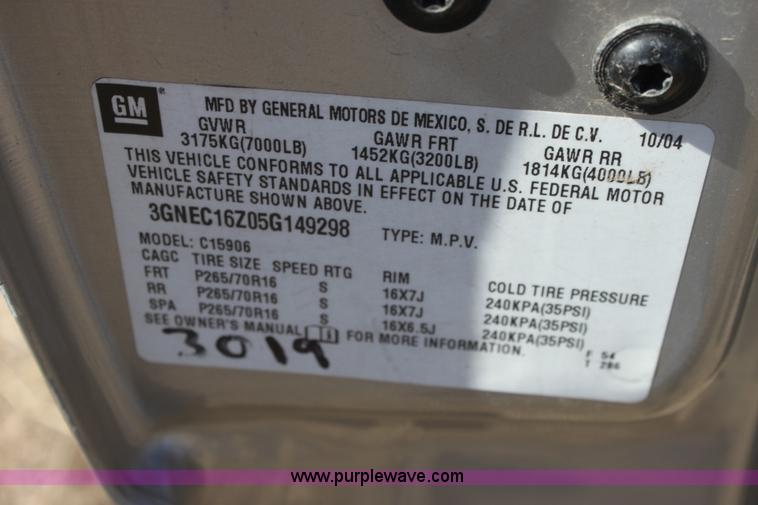 image for item E8479 2004 Chevrolet Suburban SUV