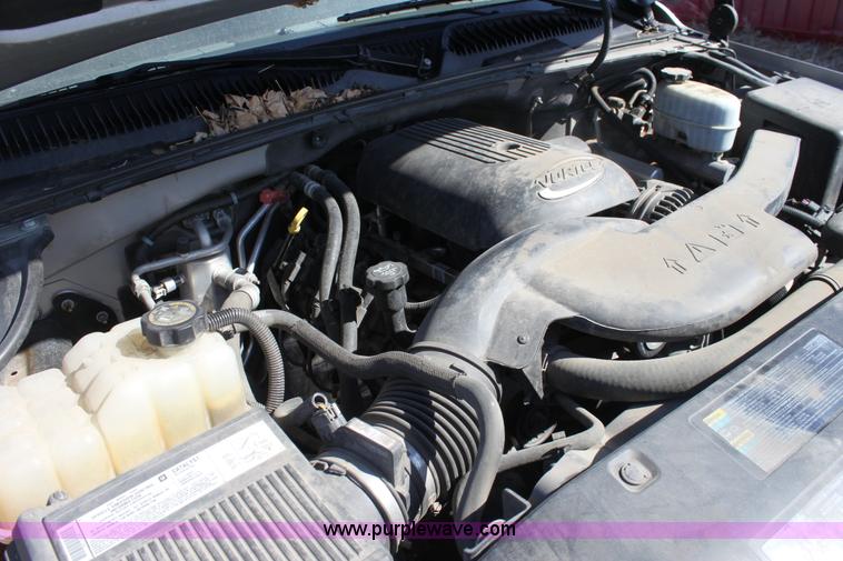 image for item E8479 2004 Chevrolet Suburban SUV